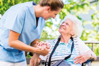 Foto: Altenpflegerin und Seniorin