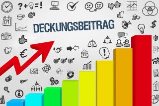 Foto: Aussteigendes Balkendiagramm mit Schriftzug Deckungsbeitrag